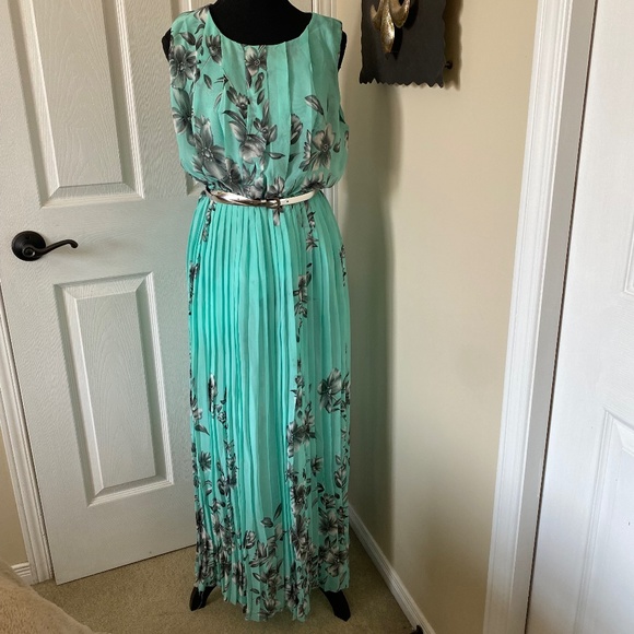 Dresses & Skirts - Mint coloured sleeveless maxi dress, Size M